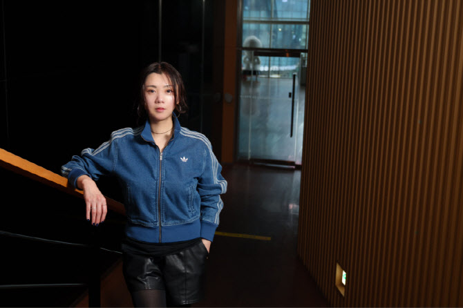 노란 수영복에 섹시한 몸매 어필하는 존예 처자