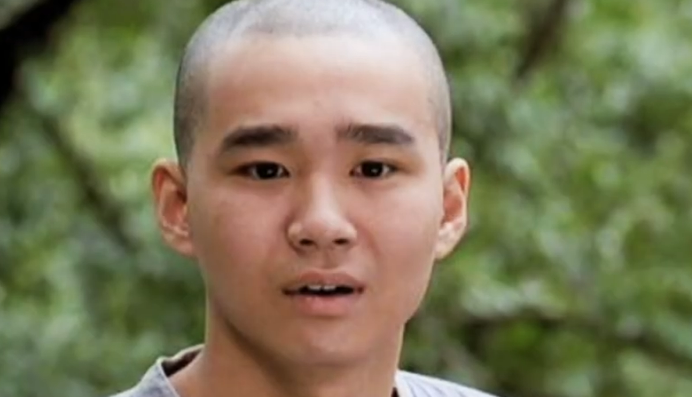 노란 수영복에 섹시한 몸매 어필하는 존예 처자