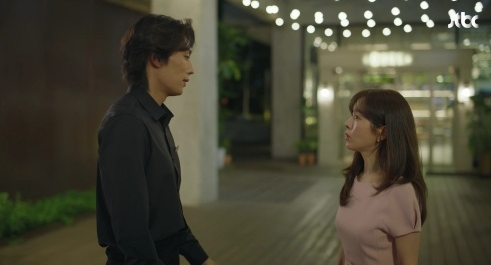 노란 수영복에 섹시한 몸매 어필하는 존예 처자