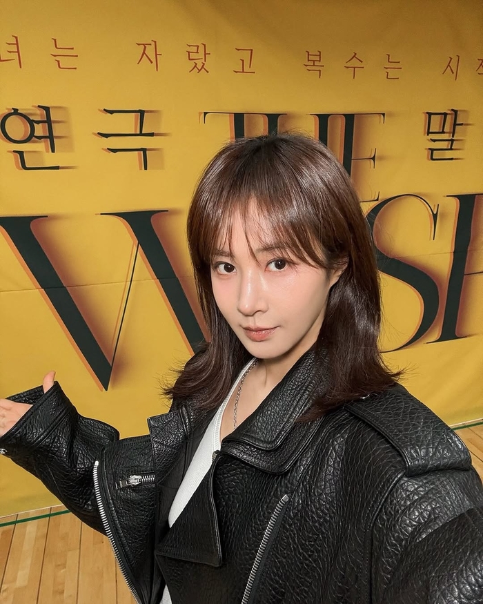 노란 수영복에 섹시한 몸매 어필하는 존예 처자