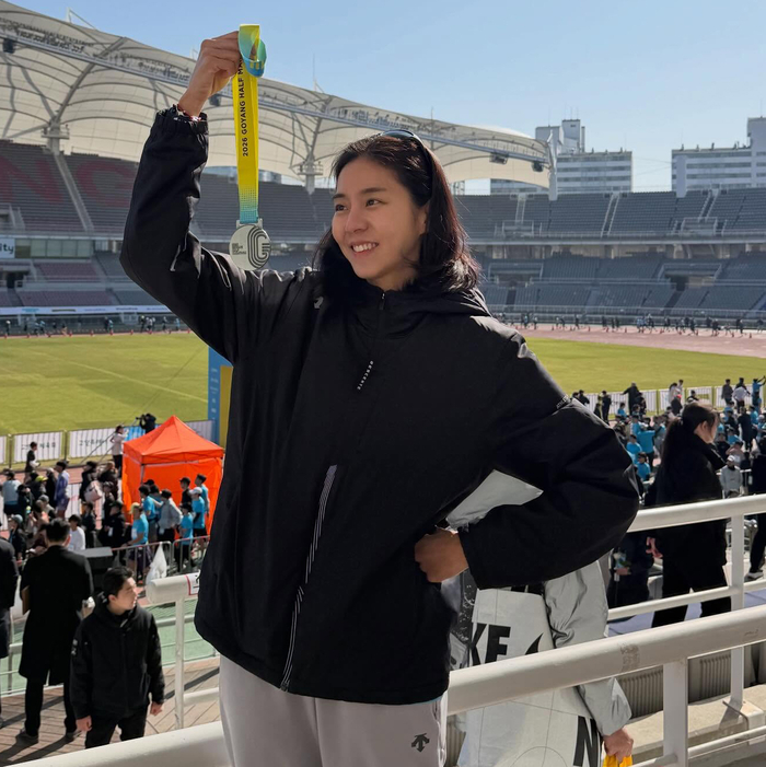 노란 수영복에 섹시한 몸매 어필하는 존예 처자