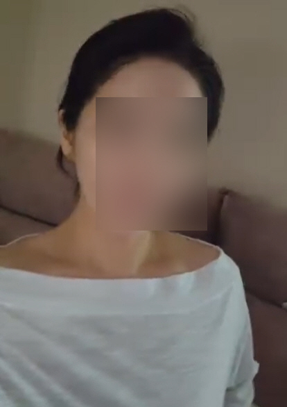 노란 수영복에 섹시한 몸매 어필하는 존예 처자