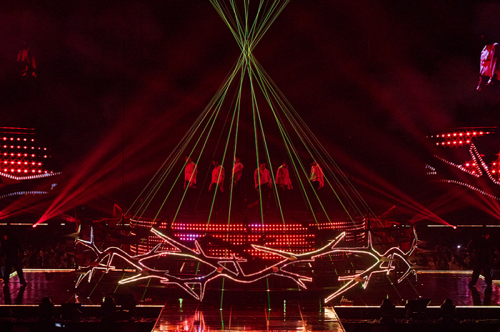 노란 수영복에 섹시한 몸매 어필하는 존예 처자