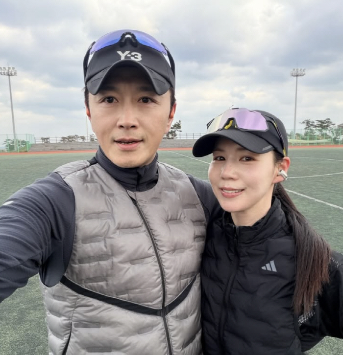 노란 수영복에 섹시한 몸매 어필하는 존예 처자