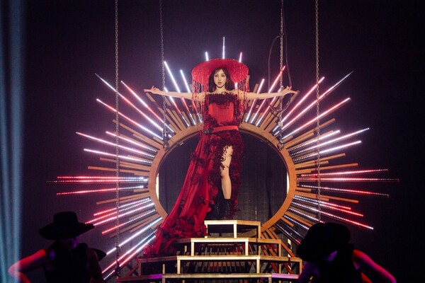 노란 수영복에 섹시한 몸매 어필하는 존예 처자