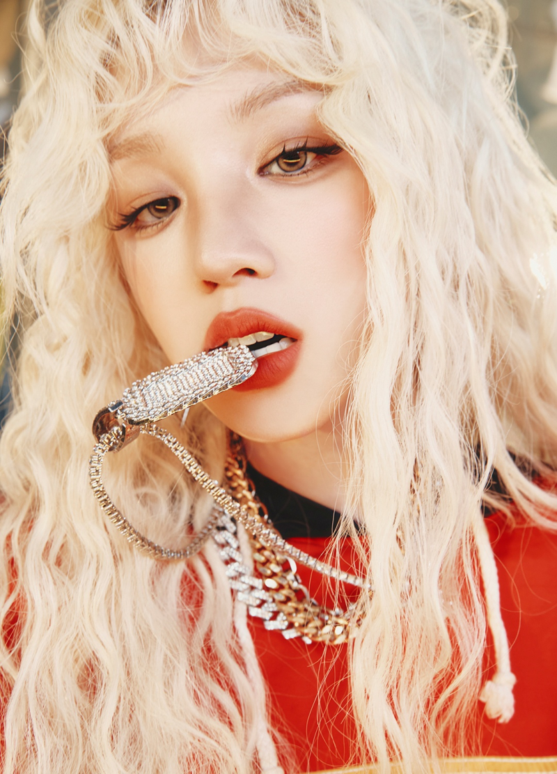 노란 수영복에 섹시한 몸매 어필하는 존예 처자