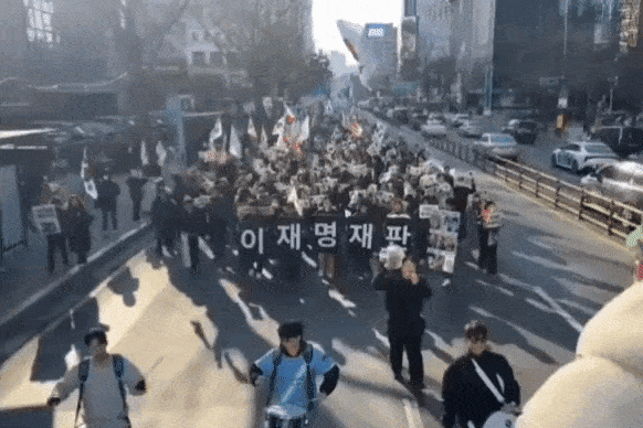 극우성향 단체 자유대학 회원들이 지난 7일 서울 중구 도심에서 혐중 표현이 섞인 구호·노래를 제창하며 행진하고 있다. 자유대학 유튜브 갈무리