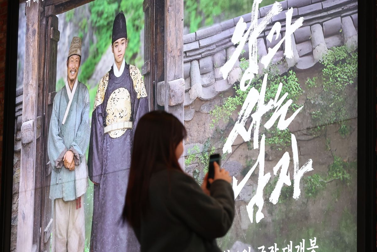 노란 수영복에 섹시한 몸매 어필하는 존예 처자