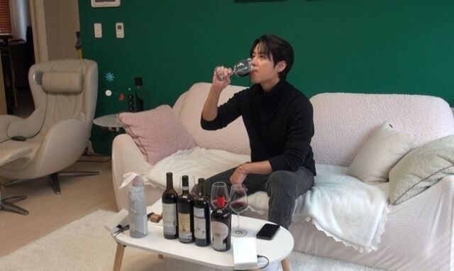 노란 수영복에 섹시한 몸매 어필하는 존예 처자