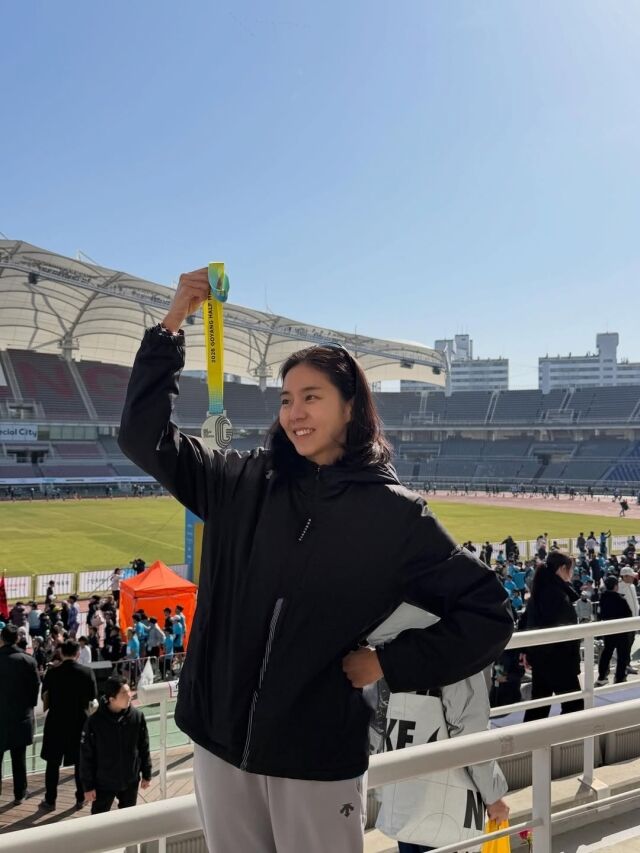 노란 수영복에 섹시한 몸매 어필하는 존예 처자