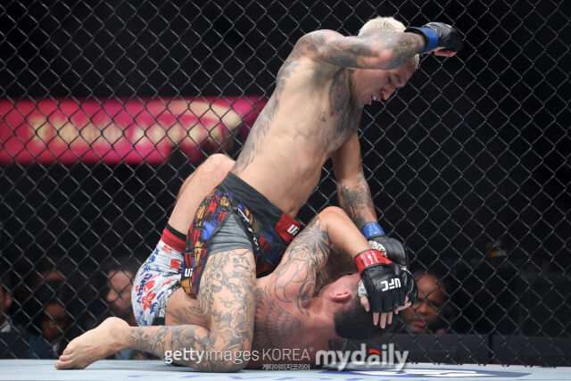 11년 만에 복수 성공! 올리베이라, 할로웨이 꺾고 UFC BMF 타이틀 획득→심판 전원일치 판정승