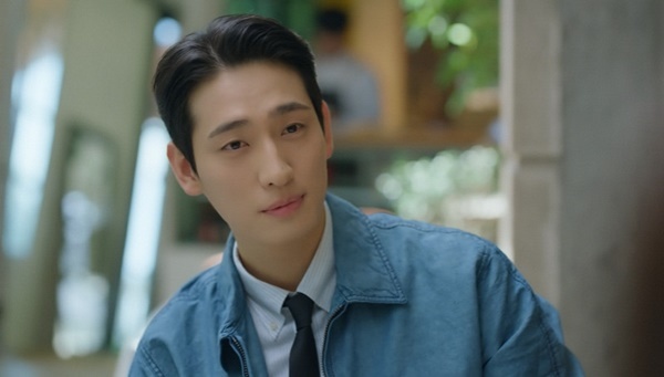 노란 수영복에 섹시한 몸매 어필하는 존예 처자