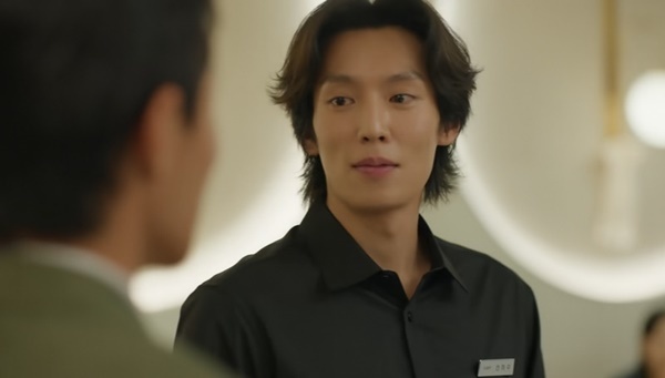 노란 수영복에 섹시한 몸매 어필하는 존예 처자