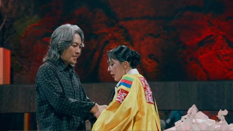 노란 수영복에 섹시한 몸매 어필하는 존예 처자