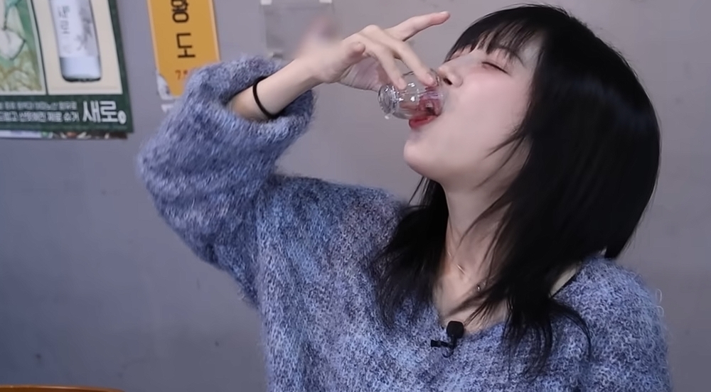 노란 수영복에 섹시한 몸매 어필하는 존예 처자