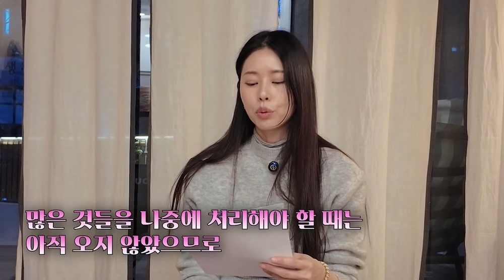 노란 수영복에 섹시한 몸매 어필하는 존예 처자