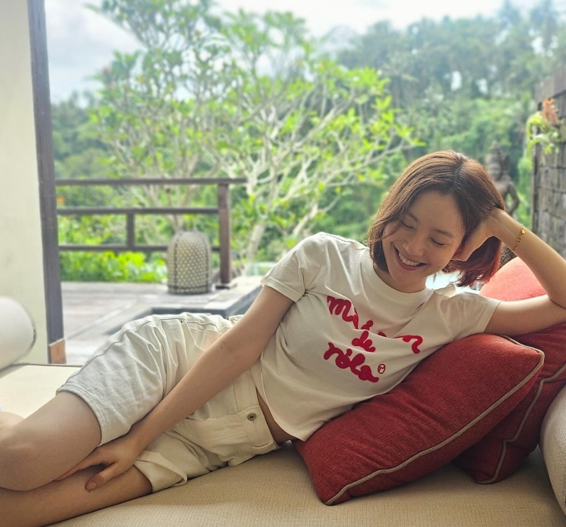 노란 수영복에 섹시한 몸매 어필하는 존예 처자