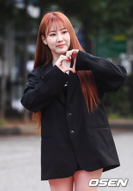 노란 수영복에 섹시한 몸매 어필하는 존예 처자