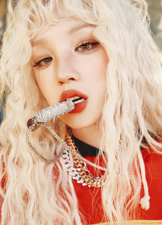 노란 수영복에 섹시한 몸매 어필하는 존예 처자