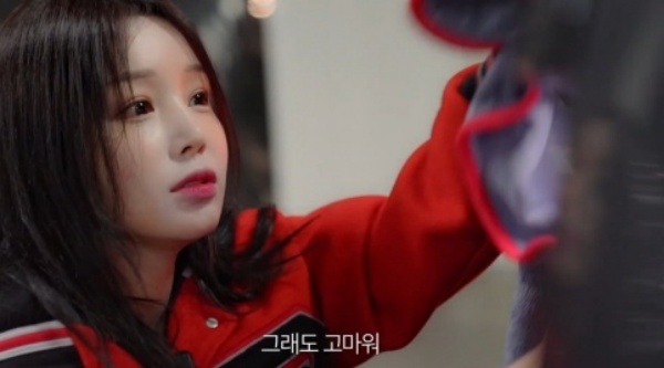 노란 수영복에 섹시한 몸매 어필하는 존예 처자