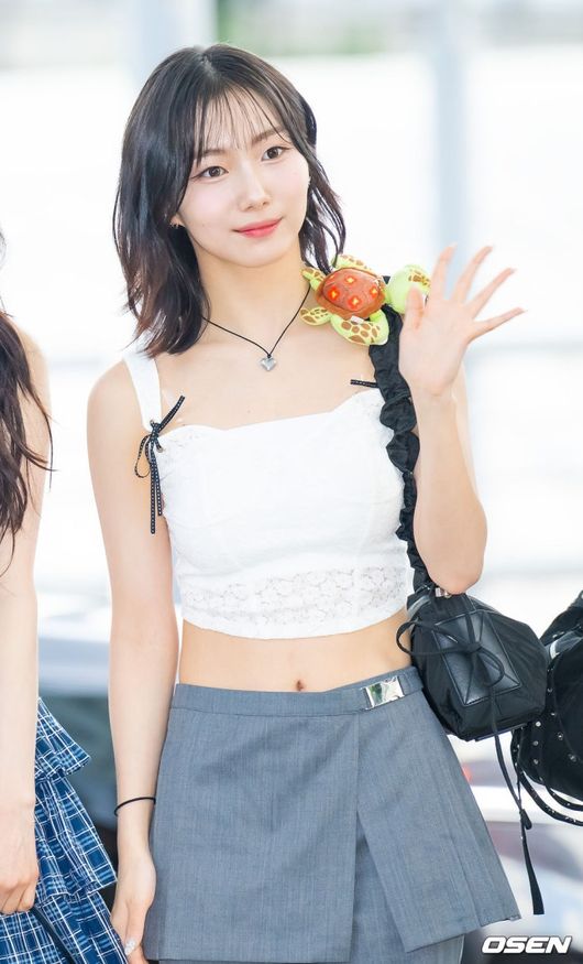 노란 수영복에 섹시한 몸매 어필하는 존예 처자