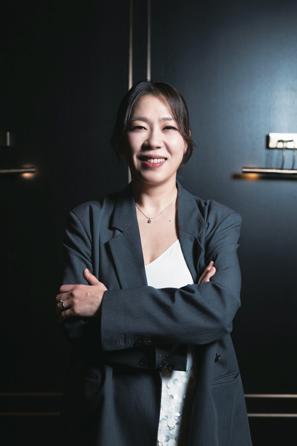 노란 수영복에 섹시한 몸매 어필하는 존예 처자