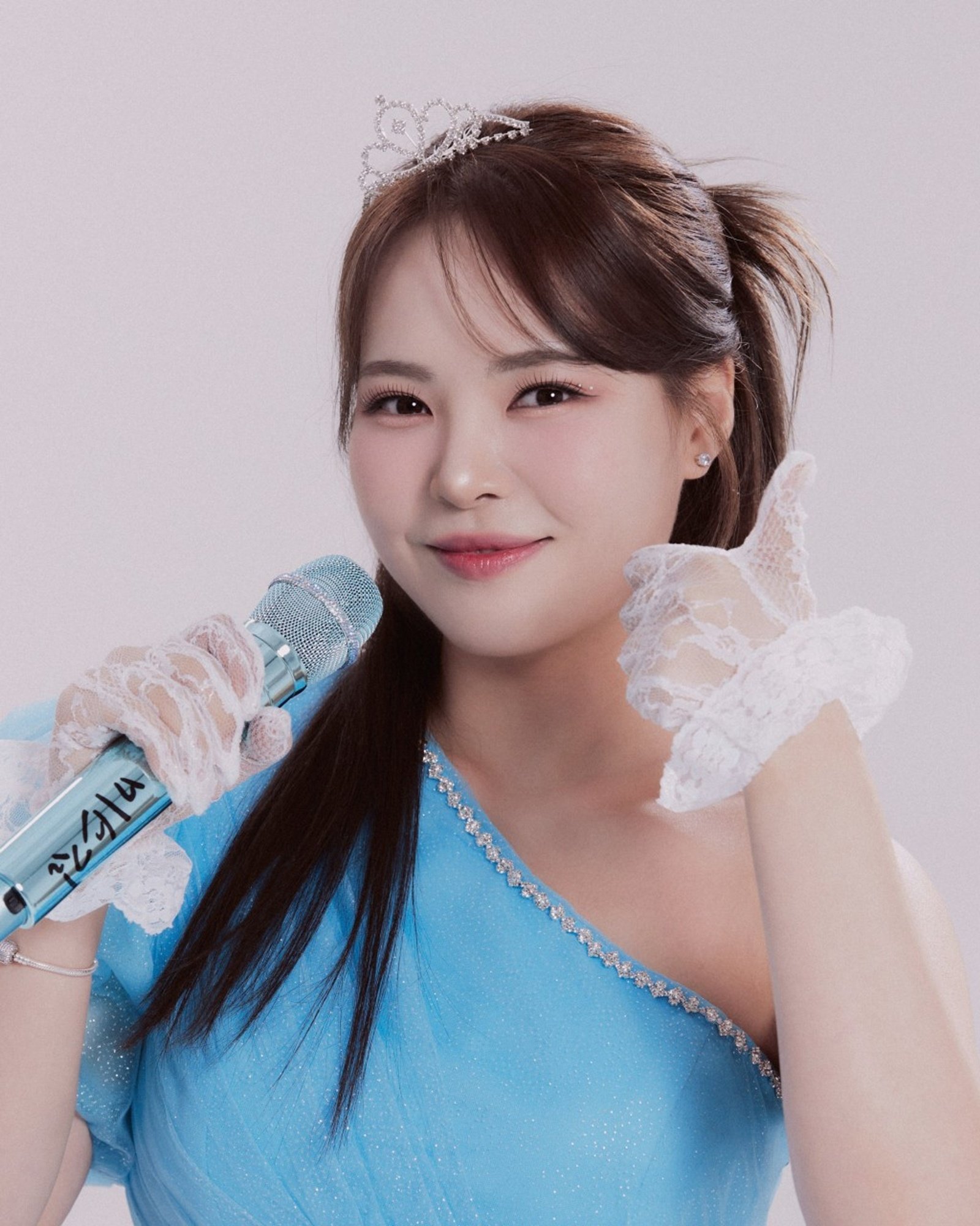 노란 수영복에 섹시한 몸매 어필하는 존예 처자