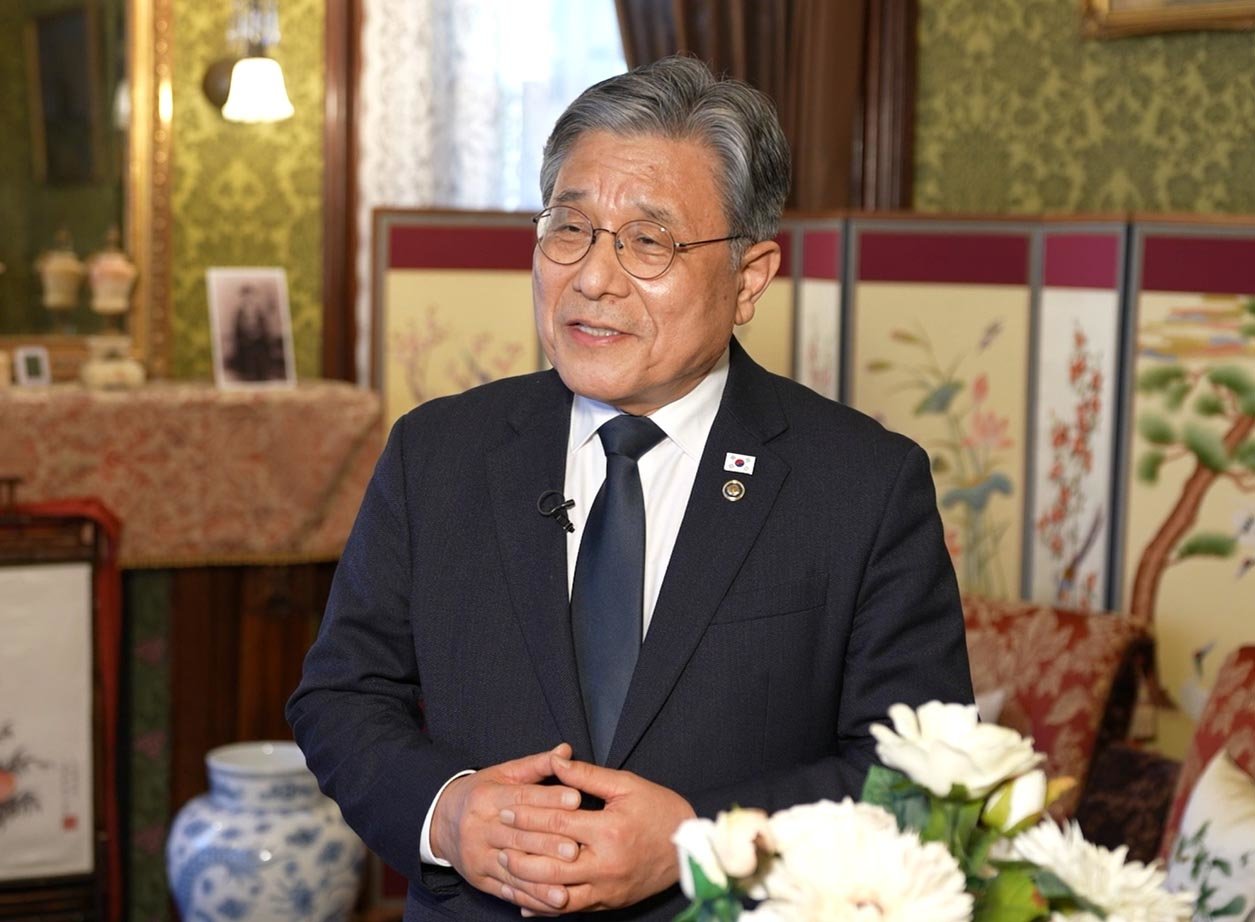 노란 수영복에 섹시한 몸매 어필하는 존예 처자