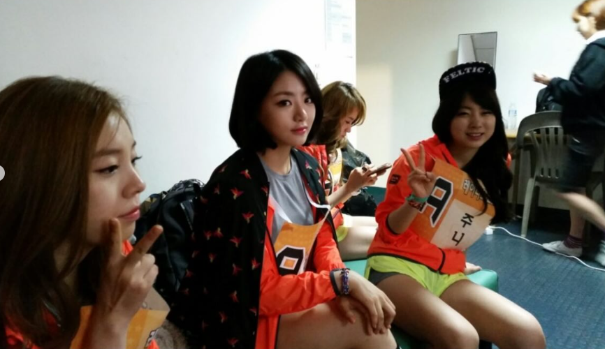 노란 수영복에 섹시한 몸매 어필하는 존예 처자