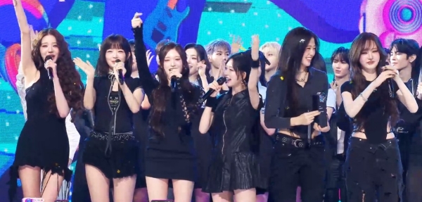 노란 수영복에 섹시한 몸매 어필하는 존예 처자