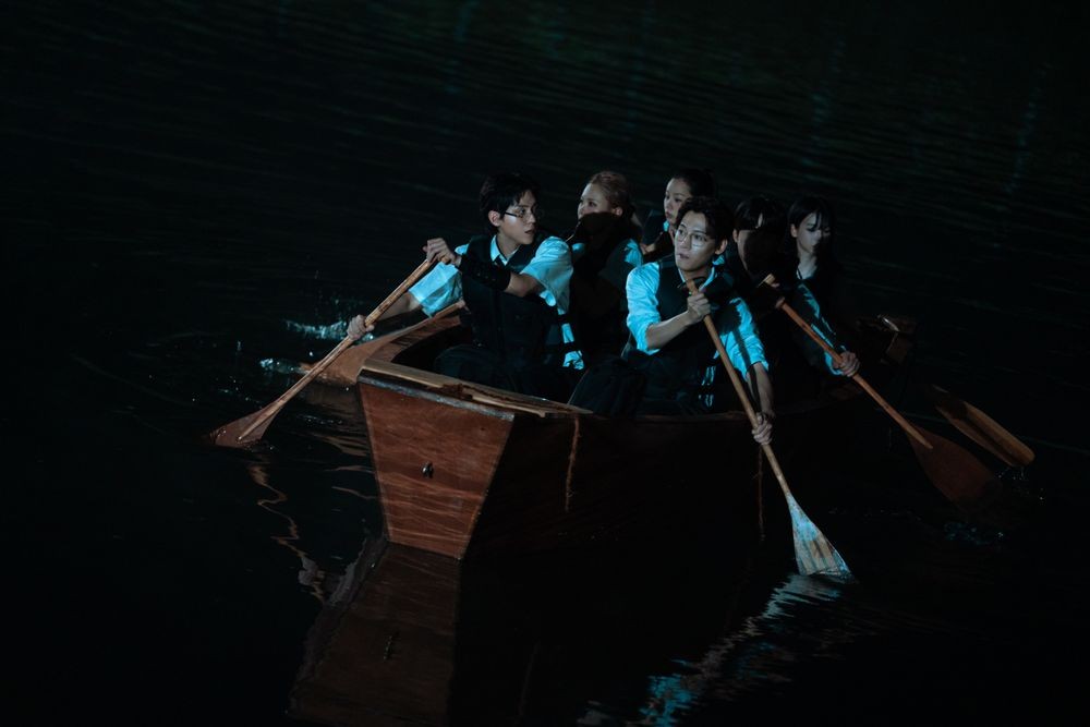 노란 수영복에 섹시한 몸매 어필하는 존예 처자