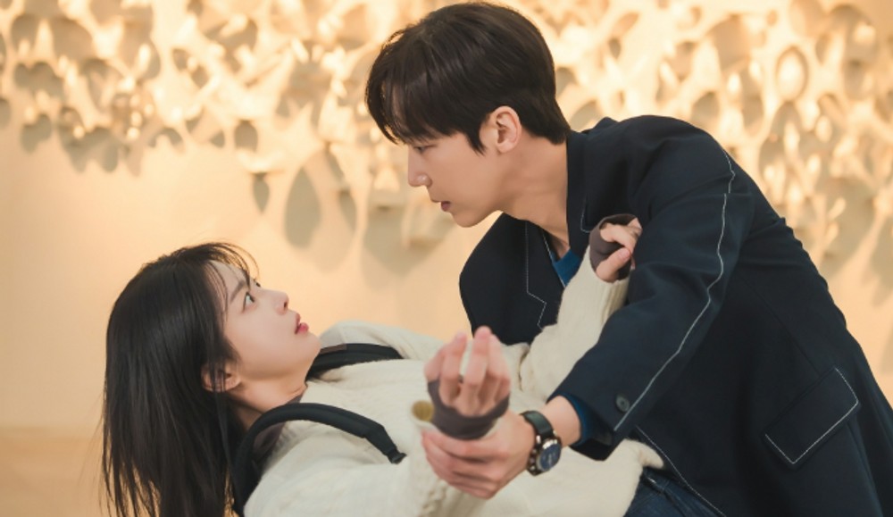 노란 수영복에 섹시한 몸매 어필하는 존예 처자