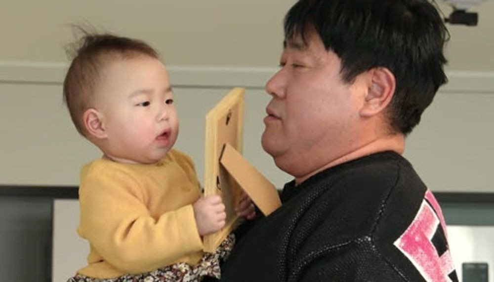 노란 수영복에 섹시한 몸매 어필하는 존예 처자