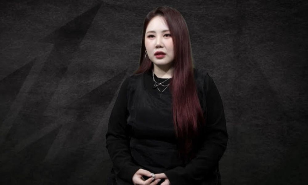 노란 수영복에 섹시한 몸매 어필하는 존예 처자