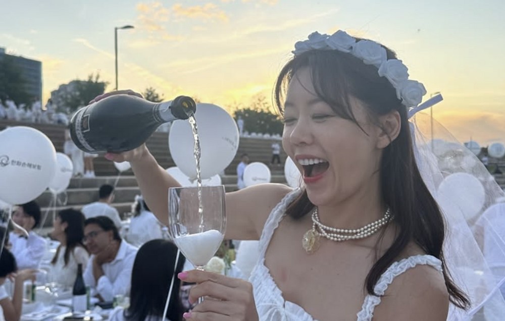 노란 수영복에 섹시한 몸매 어필하는 존예 처자