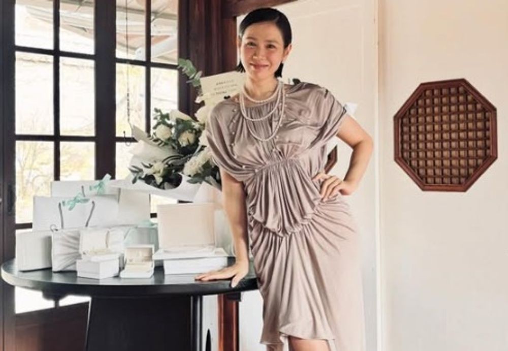 노란 수영복에 섹시한 몸매 어필하는 존예 처자