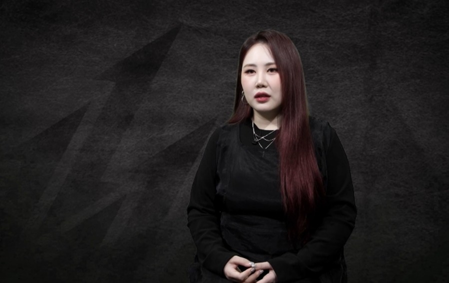 노란 수영복에 섹시한 몸매 어필하는 존예 처자