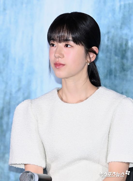 노란 수영복에 섹시한 몸매 어필하는 존예 처자