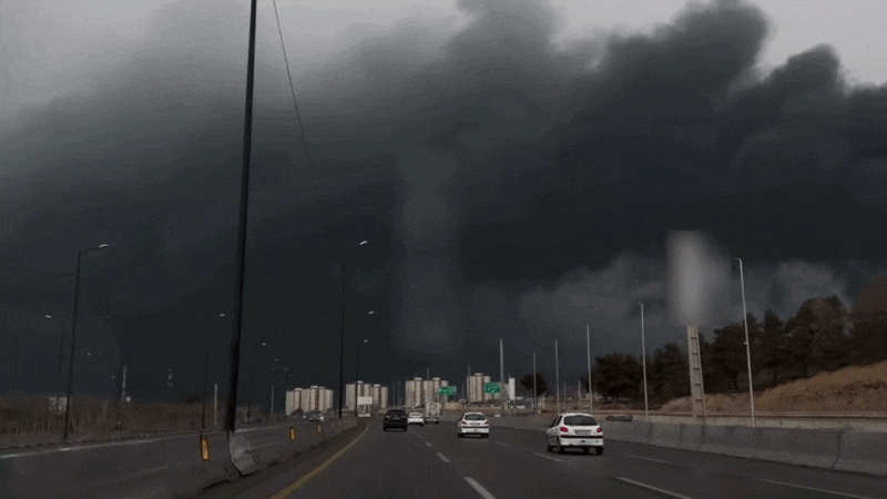 지난 7일 밤부터 8일 새벽(현지시각)까지 이란 수도 테헤란에 위치한 연료저장시설이 미국과 이스라엘의 폭격을 받으며 거리가 연기에 휩싸인 모습. 8일 오전임에도 불구하고 연기와 먹구름이 잔뜩 껴있어 어두컴컴하다. /X