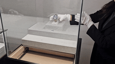 지난 6일 서울 강남구 신사동 서울옥션 강남센터에서 국세청 고액 체납자 압수품 특별 경매 물품을 현장 전시하는 가운데 관계자가 롤렉스 시계를 꺼내 보이고 있다. /황채영 기자