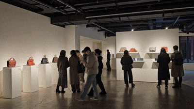 지난 6일 서울 강남구 신사동 서울옥션 강남센터에서 국세청 고액 체납자 압수품 특별 경매 물품을 현장을 방문객들이 둘러보고 있다. /황채영 기자