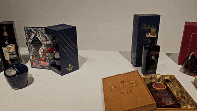 지난 6일 서울 강남구 신사동 서울옥션 강남센터에서 국세청 고액 체납자 압수품 특별 경매에 나온 고급 주류가 전시돼 있다. /황채영 기자