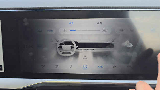 르노 '필랑트' 운전자 보조석 디스플레이로 공조 장치를 조작하는 모습. [사진=김종성 기자]