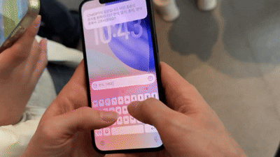 11일 서울 중구 명동 애플스토어에서 아이폰17e로 애플 인텔리전스를 이용해 질문하는 모습. 2026.03.11/뉴스1