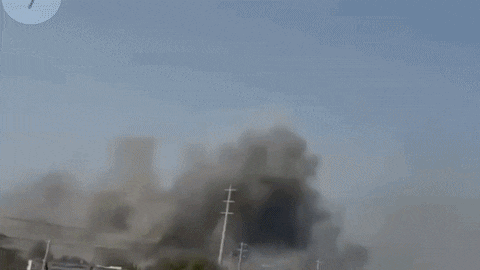 지난달 28일(현지시각) 이란 남부 미나브의 여자초등학교에서 미국의 토마호크 장거리 순항미사일로 추정되는 물체가 떨어지는 영상이 8일(현지시각) 공개됐다. /이란 메르통신 X