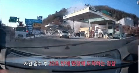 충북 청주의 한 복합 충전소에서 주유 중이던 차량에 불이 났으나, 인근을 순찰하던 경찰이 20초 만에 도착해 초기 진압에 성공했다. 경찰청 유튜브 채널 캡쳐