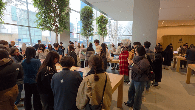 [서울=뉴시스]11일 서울 중구 명동 애플스토어를 찾은 고객들이 애플의 보급형 신제품 아이폰17e와 맥북 네오 등을 살펴보고 있다. 대부분의 고객들이 아이폰17e보다는 맥북 네오 전시 데스크에 쏠려있다. (사진=윤현성 기자) *재판매 및 DB 금지