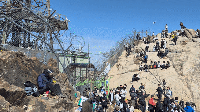 지난 8일 낮 12시쯤 경기 과천시 관악산 정상 연주대가 등산객으로 붐비고 있다. /김관래 기자