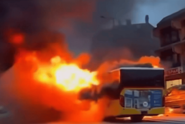 10일 스위스 프라이부르크주 케르체르스 중심가를 지나던 한 버스가 불타고 있다. 이 화재는 정신적으로 불안정한 60대 남성이 자신의 몸에 불을 붙이면서 발생한 것으로 조사됐다. 인스타그램 영상 캡처