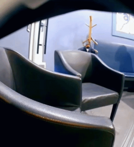 사기 일당이 잠시 자리를 비운 피해자의 음료를 향정신성의약품을 탄 음료로 바꾸는 모습./사진=서울경찰청 제공